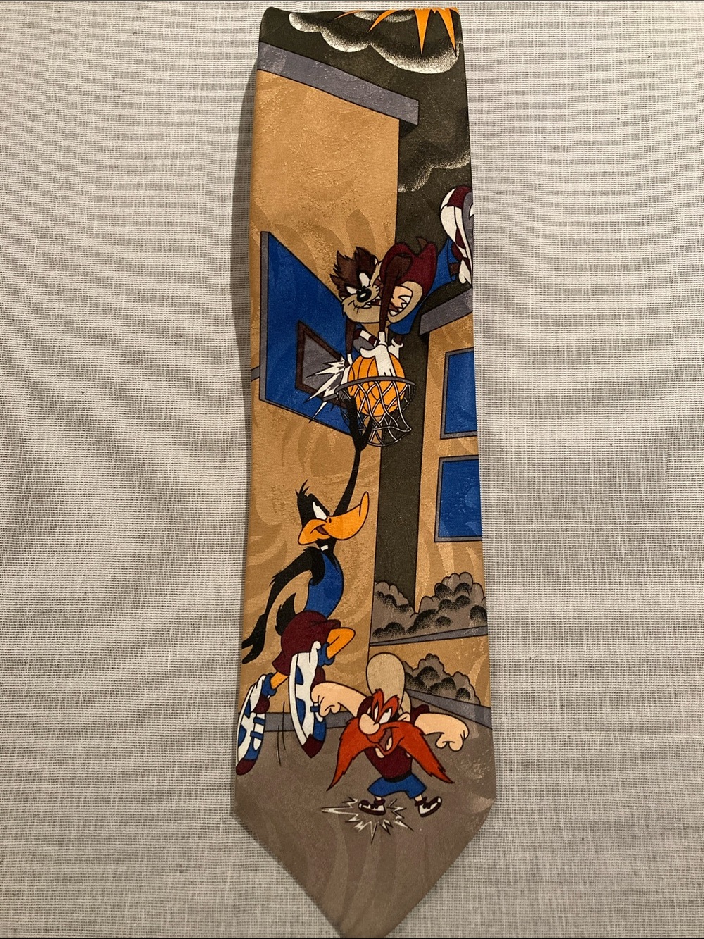Vintage Warner Bros. Green and Tan Tie with Looney Tunes Basketball Scene